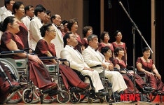 희망의 노래 들려주는 합창 단원들