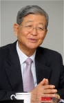 인사말하는 정진홍 아산나눔재단 이사장