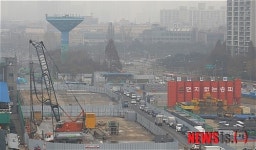 안개 자욱한 가락시장 신축공사장