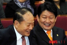 웃으며 이야기하는 이상득 전 국회부의장과  권영진 의원