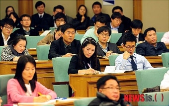설명회 경청하는 비서 및 보좌관들