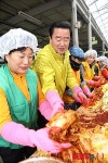 김맹곤 김해시장 사랑의 김장나누기 행사 동참