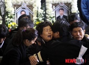오열하는 순직 소방관 유가족들