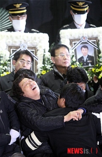 오열하는 순직 소방관 유가족들