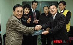 청주 수정아파트 주민 17년째 적십자 회비 개근