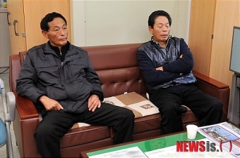신안 어선 전복 이틀째…실종 선원 가족 실낱 희망