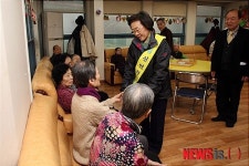 어르신들 격려하는 신연희 구청장
