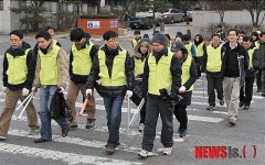 거리 청소하는 외투기업 직원들