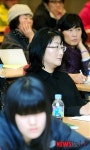 매니지먼트 관계자 설명 경청하는 학부모들