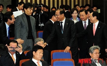 의원들과 인사 나누는 황우여 원내대표