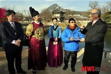 뿌리깊은나무 제작진 격려하는 최광식 장관
