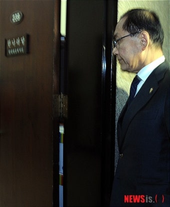사무실 들어가는 황우여 원내대표