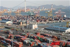 광양항컨부두와 지붕형태양광 발전소