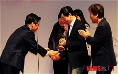 올해의 연극 부문상 수상하는 오아시스 세탁소 습격사건 팀