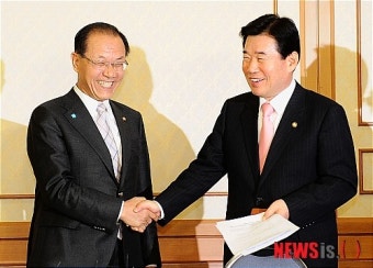 악수하는 황우여 원내대표와 김진표 원내대표