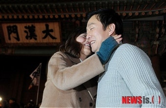 포옹하는 정봉주 전 의원과 공지영 작가