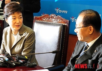 황우여 원내대표와 이야기 나누는 박근혜 비대위원장
