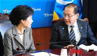 이야기 나누는 박근혜 비대위원장과 황우여 원내대표