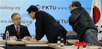 회의 준비하는 김상근 위원장과 관계자들