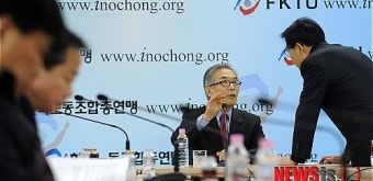 이야기 나누는 김상근 위원장