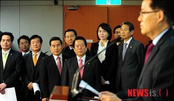 박지원 전 원내대표 출마 선언 경청하는 의원들