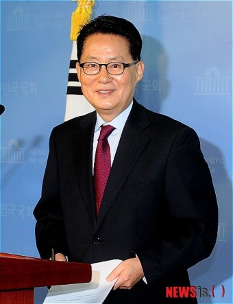 출마 선언 뒤 미소짓는 박지원 전 원내대표