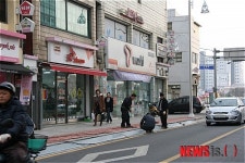 아림로 특화거리 불법 경사판 설치