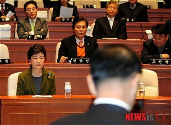황우여 원내대표 모두발언 경청하는 박근혜 비대위원장