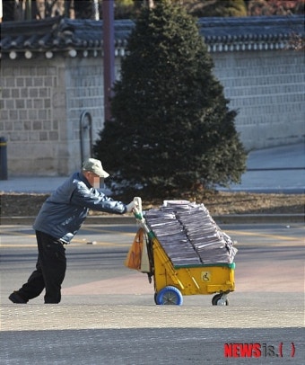 추위속 폐지 수집 노인