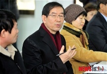 성산동 지역 주민들과 함께 대화하는 박원순 시장