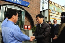 군산해양경찰서 장항파출소를 방문한 안희정 지사