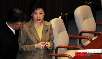 이야기 나누는 황우여 원내대표와 박근혜 비대위원장