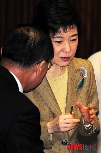 심각하게 이야기 나누는 박근혜 비대위원장과 황우여 원내대표
