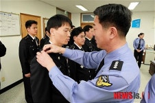 승진계급장 달아주는 김홍희 서장