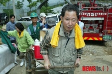 민주화 운동 대부 김근태 별세, 수해현장에서