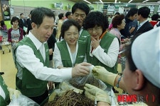 민주화 운동 대부 김근태 별세, 일일판매원