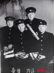 민주화 대부 김근태 별세,  중학교 졸업기념사진