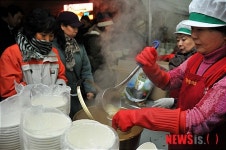 떡국 먹고 한 살 더~