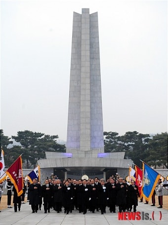 현충원 참배하는 이명박 대통령