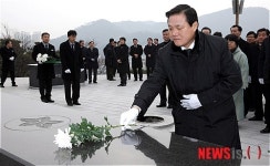 3.15 묘역참배하는 박완수 창원시장