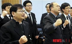 노동가 부르는 조문객들