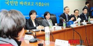 웃으며 인사말하는 최종태 경제사회발전노사정위원회 위원장