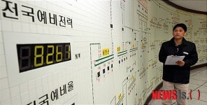 전력 공급상황 살펴보는 한전 관계자