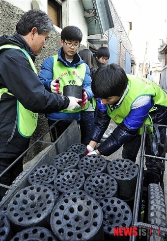 연탄배달 봉사 나선 전국미아·실종가족찾기시민의모임