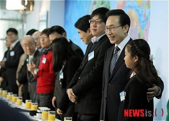 미래과학자 격려하는 이명박 대통령