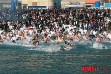 짜릿한 경험 거제서 펭귄수영축제 열려