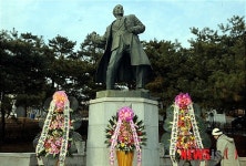 이봉창 의사 의거 80주년을 맞이하며 묵념하는 시민
