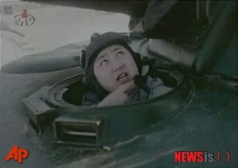 탱크 탑승한 김정은