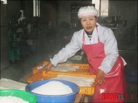가래떡 담는 민수경 목사