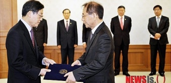 김 총리, 한승희 공주교대 총장에게 임명장 수여